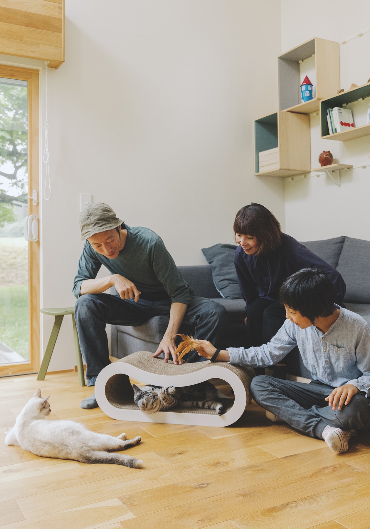猫との時間を過ごす家族